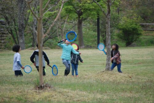 ラケットで遊ぶ子供たち