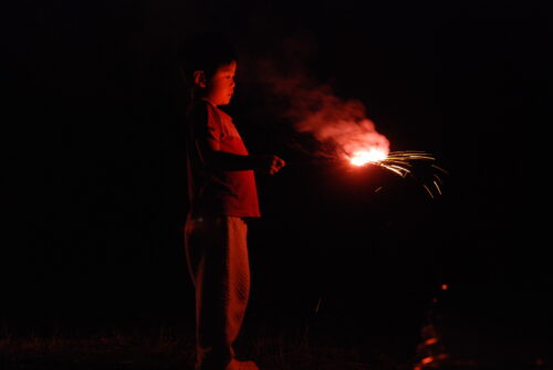 手持ち花火をする幼児