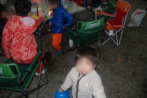 キャンプ場で過ごす子供たち