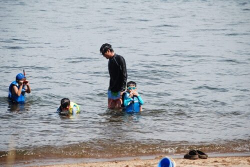 湖水浴する親子