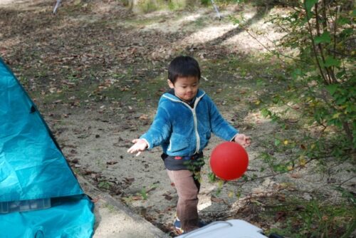 風船で遊ぶ子供