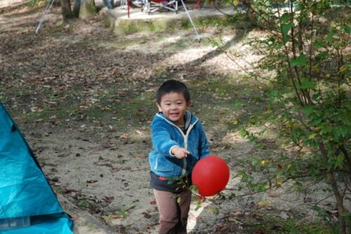 11月のキャンプで遊ぶ子供