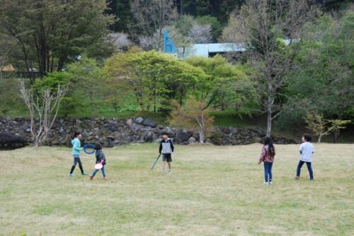 キャンプ場で遊ぶ子供たち