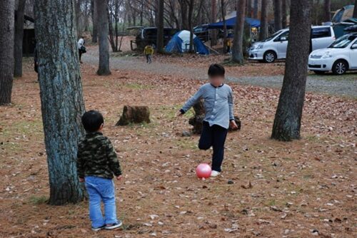 ボールで遊ぶ子供