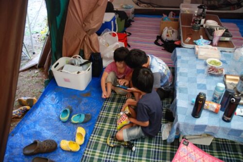 地べたスタイルで遊ぶ子供たち