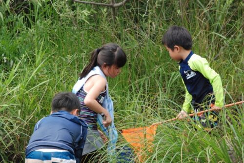 川で遊ぶ子供