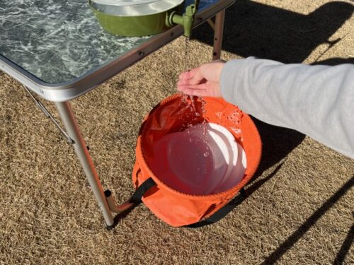 バケツ内の水に浸けた食器