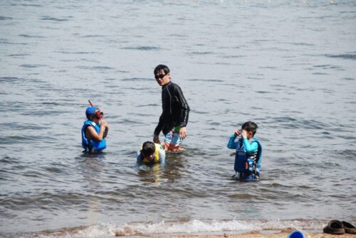 湖水浴を楽しむ親子