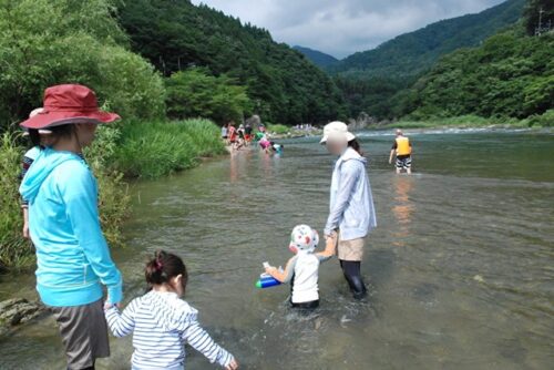 川遊びをする親子