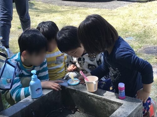 集まる子供