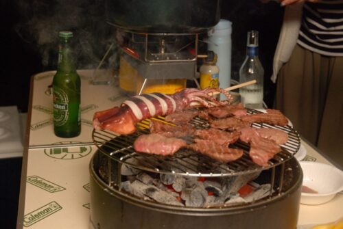 バーベキューコンロで焼く肉