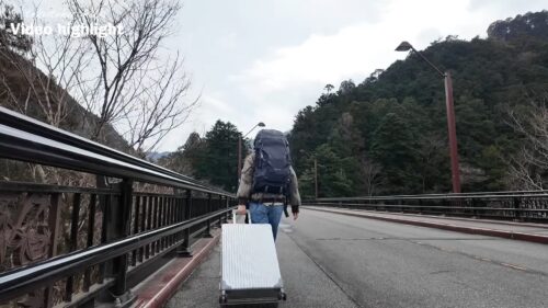 スーツケースを持ち運ぶてくてくマヤ