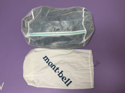 シュラフを入れたダイソーのジャンボ洗濯ネットとストレージバッグ