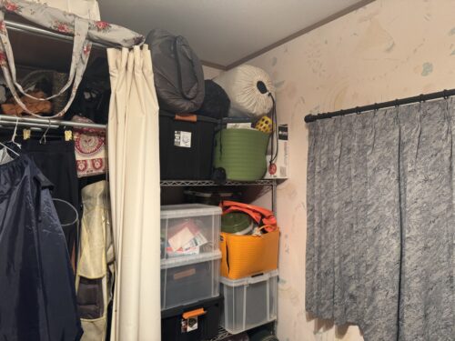 室内のキャンプ道具棚