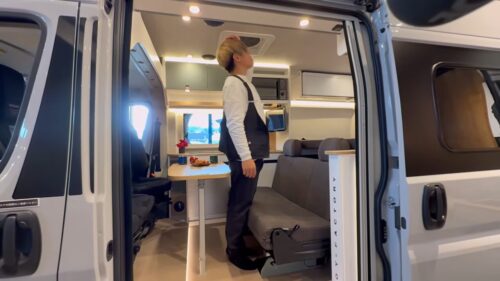 キャンピングカーで天井の高さと身長を比較するあち