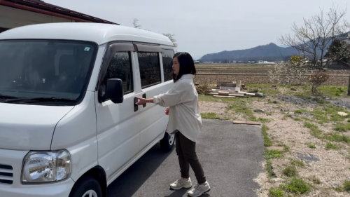 Leaves Diary 車と並んで立つアヤコ